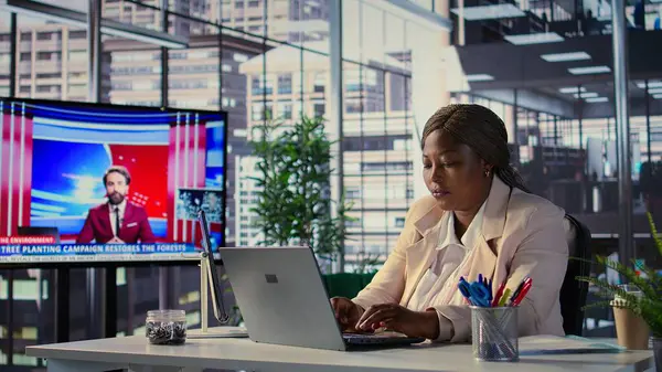 Yüksek makamlardaki küresel eğilimleri analiz eden hedef odaklı siyah CEO, genişleme ve yatırım fırsatları için bir sonraki adımları planlıyor. Yürütme gücü ve iş ahlakını vurgulamak. Kamera B.