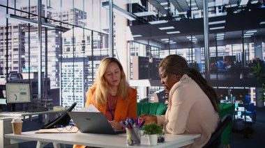 Şirket liderleri güçlü bir işbirliği ve stratejik düşünce sergileyerek, bir brifing toplantısında görüşlerini ve fikirlerini paylaştılar. Kadınlar büyüme stratejisi geliştiriyor, çeşitliliği teşvik ediyor. Kamera B.