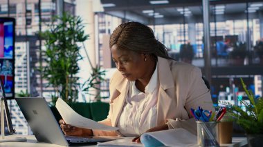 Afrikalı Amerikalı kadın girişimci, iş dünyasındaki zorlukları yönetmek için liderlik yeteneklerini kullanır. İş hayatında başarılı olmak için birden fazla iş yapmak ve stratejik planlama üzerinde çalışmak. Kamera A.