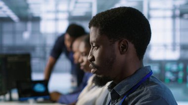 Veri merkezindeki sistem yöneticileri yapay zeka sistemleri uyguluyorlar. Sunucu tarım uzmanları donanım arızalarını tespit etmek için yapay zeka kullanıyor. Kamera, el kamerası görüntüsü.