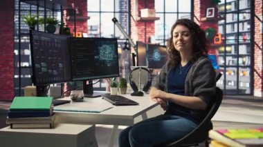 Yapay zeka sistemlerinde bakım yapan kadın bilişim mühendisi ofis masasında oturuyor. Genç kadın sibernetik ve makine öğrenme algoritmalarında geliştirici olarak çalışıyor. Kamera A.