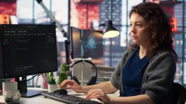 Yönetici kod yazma ve yapay zeka sinir ağları üzerinde bakım yapma bilgisayar modeli. Yapay zeka sistemlerini ve veri bilimini kontrol eden kadın teknik destek uzmanı. Kamera B.