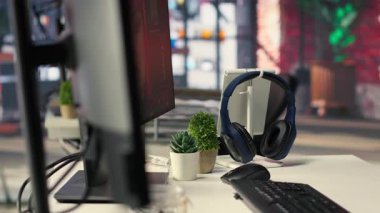 Yapay zeka ve rötuş yazılımlı bir fotoğraf editörü için modern yaratıcı ofis. Bilgisayarlı ileri tasarım programı olan boş bir masayı gösteriyor. Sanatsal dijital ortam ayarları.