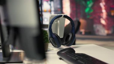 Boş bir bilişim ajansında idari çalışma alanı. Görsel kodlama ve bilişsel hesaplama var. Yapay zeka ve bilgi sistemlerindeki gelişmeleri yansıtan ekran.