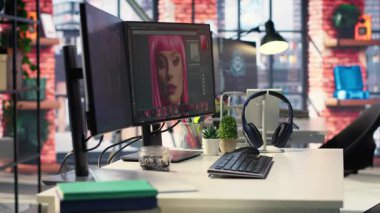 Dijital tasarım ve fotoğraf düzenleme için modern ofis çalışma alanı. Ekranlar, resim rötuşlama ve karşıtlık ayarları üzerinde çalışan fotoğrafçılar ve tasarımcılar için gelişmiş düzenleme yazılımlarını gösterir.