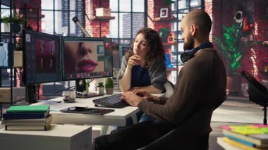 Grafik tasarımcı ve fotoğrafçı, PC 'deki yapay zeka destekli fotoğraf düzenleme yazılımını kullanarak modern bir stüdyoda işbirliği yapmaktadır. Otomasyon, rötuş ve gelişmiş görüntü ayarlama araçları sağlanıyor. Kamera A.