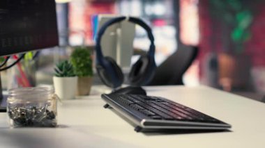 Fütüristik yazılım araçlarına sahip boş masaüstü ekranda yapay zeka beyin işlemlerini gösteriyor. Teknoloji derin sinirsel ağları, şablon tanımayı ve gerçek zamanlı veri bilimi uygulamalarını destekler.