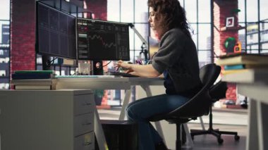 Odaklanmış kadın bilgisayar kurulumunda hisse senedi alım satım grafikleri okuyor, finansal analiz araçlarına göz atıyor. Ticaret platformu kazançlı yatırımlar için istatistik, önx eğilimleri ve indeks sunar