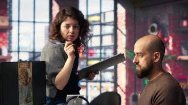 Teknoloji odaklı bir stüdyoda, ekip çift monitörlü video görüntülerini düzenler, video oluşturma için profesyonel araçlar kullanır. Algoritma değişimleri hedefleniyor ve bağlantıyı arttırılıyor. Kamera B.