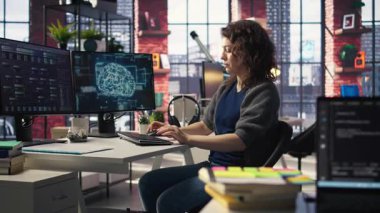 Kendini öğrenme algoritmaları aracılığıyla yapay zeka hesaplaması için bilgisayar kullanan telekomünikasyon geliştiricisi. Ajans bilişim mühendisi, AI derin sinir ağlarıyla birlikte masaüstü bilgisayarında çalışıyor. Kamera A.