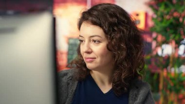 Geliştirme araçları ve bir terminal pencere arayüzü kullanarak, kodun izleme ve yazma satırları üzerinde çalışan bilişim uzmanı. Son teslim tarihinden önce kadın hata ayıklıyor. Kamera B.