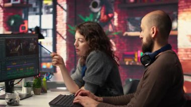 Yapay zeka sohbet robotu ve prodüksiyon yazılımını renk değerlendirmesi için kullanarak bir film montaj projesinde işbirliği yapan yaratıcı editörler takımı. Video içeriği için güçlerini birleştiren genç çift. Kamera B.