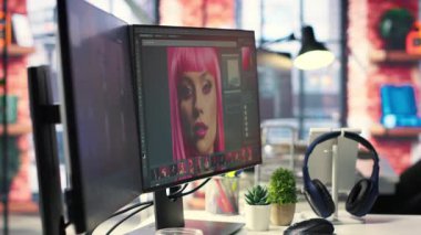 Grafik tasarımcılar ve fotoğrafçılar için düzenli yaratıcı çalışma alanı, dijital kurgu araçları ile ikili monitör düzeneği. İçerik oluşturma için fotoğraf düzenleyici ve AI sohbet botu.