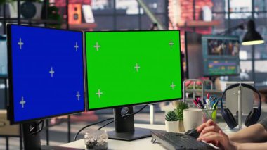 Profesyonel kadın, modern çalışma alanında çift ekran monitörlerde yeşil ekran kullanıyor. Yüksek teknoloji ofis ortamı üretkenliği, bilişim uzmanlarını ve içerik yaratmayı arttırır. Kamera B.