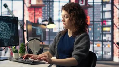 Bilişim uzmanı kod yazıyor ve yapay zeka sinirsel ağları üzerinde hata ayıklıyor bilgisayarlı beyin modeli. Yapay zeka sistemlerini kontrol eden kadın teknik destek, bulut hesaplama. Kamera B.