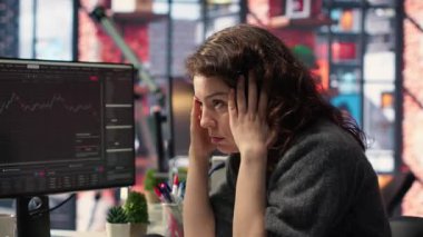 Borsacı endişeli ve stresli hissediyor. Mali kayıplara bakıyor, bilgisayar üzerinden hisse senedi fiyatlarını analiz ediyor. Öfkeli kadın hisselerini kaybediyor ve piyasa çöküşü ile uğraşıyor, ticaret kararları veriyor. Kamera B.