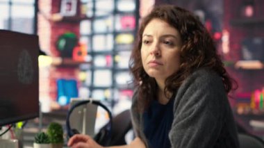 Bilişim teknisyeni kod yazıyor ve yapay zeka sinirsel ağları üzerinde hata ayıklıyor bilgisayarlı beyin modeli. Yapay zeka sistemlerini kontrol eden kadın teknik destek, bulut hesaplama. Kamera B.