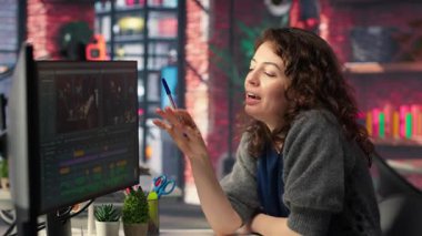 Video editörleri çifti, film yapımcılığı yazılımı kullanılarak video kliplerinde serbest çekim, düzenleme ve karıştırma için takım olarak çalışıyor. Yetenekli insanlar bir müzik videosunda çalışır. Kamera B.