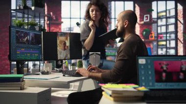 Teknoloji odaklı bir stüdyoda, ekip çift monitörlü video görüntülerini düzenler, video oluşturma için profesyonel araçlar kullanır. Algoritma değişimleri hedefleniyor ve bağlantıyı arttırılıyor. Kamera A.