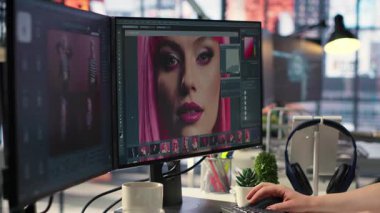 Tasarımcı, metni fotoğrafa çevirmek ve deriyi düzenlemek için yapay zeka yazılımı kullanır, post prodüksiyon için arayüz programı üzerinde çalışır. Masada görüntüyü oluşturan modellere metin. Kamera B.