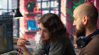 Tasarımcılar, oda planlarını ayarlamak için bilgisayar üzerindeki mimari yazılımı kullanarak projeyi yeniden yapılandırma üzerinde çalışıyorlar. Program, sanal mobilyaların ayarlanarak elementleri veya varlıkları sürükleyip düşürmeye olanak sağlıyor. Kamera B.