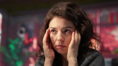 Borsa uzmanı, bilgisayarındaki mali eğilimler ve ağlama sonrasında borsa çöküşü nedeniyle endişeli ve hayal kırıklığına uğramış durumda. Kadın maddi kayıplar yüzünden çileden çıkmış ve harap olmuştu. Kamera B.