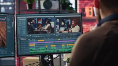 Yapay zeka sohbet robotu ve montaj yapıcı yazılımla çalışan video düzenleme ekibi, arka plan videosu düzenleme ve çift monitörlerde klipleri karıştırma. Yaratıcılık sürecinde olan profesyonel erkek ve kadın. Kamera B.