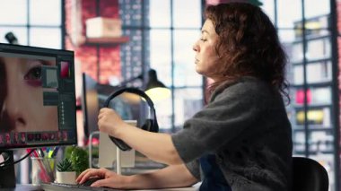 Ajans ofisindeki modern bir bilgisayar kurulumunda geliştirme tekniği kullanan kadın grafik tasarımcısı fotoğrafları düzenliyor. Dijital tasarım profesyoneli için ideal çalışma alanı, fotoğrafçılık. Kamera B.