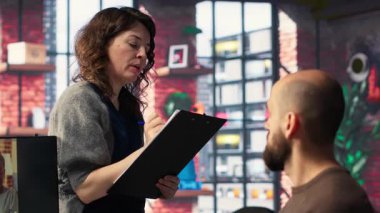 Profesyonel üretim ofisinde, ekip platformlar arası takipçi ve virüs potansiyelini artırmak amacıyla bilgisayarlardaki görüntüleri incelerken içerik stratejisi ve eğilimleri tartışıyor. Kamera A.