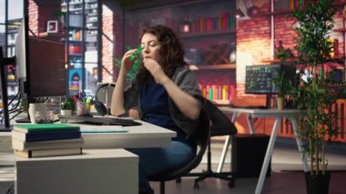 Borsa düşüşünün ardından ağlayan ve strese giren üzgün kadın, borsada finansal değerini yitiriyor. Endişeli yatırımcı maddi kayıplarla baş ediyor. Kamera A.