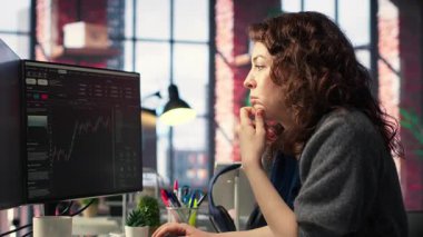 Odaklanmış kadın bilgisayar kurulumunda hisse senedi alım satım grafikleri okuyor, finansal analiz araçlarına göz atıyor. Ticaret platformu kazançlı yatırımlar için istatistik, önx eğilimleri ve indeks sunar
