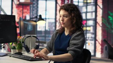 Bilişim kadın teknisyeni ajanstaki bilgisayarda kodlama dili kullanıyor, algoritmaları uygulamak için yazılım yaratıyor. Programlama arayüzü olan bir IT uzmanı uygulama geliştiriyor. Kamera B.