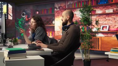 Yapay zeka sohbet robotu ve prodüksiyon yazılımını renk değerlendirmesi için kullanarak bir film montaj projesinde işbirliği yapan yaratıcı editörler takımı. Video içeriği için güçlerini birleştiren genç çift. Kamera A.