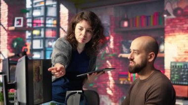 Profesyonel editör, yaratıcı bir ofiste yapay zeka destekli yazılım ve PC makaraları, viral eğilimleri hedeflemek ve çevrimiçi takipçileri ve teşhirciliği artırmak için kullanılan pazarlama stratejisi kullanır. Kamera B.