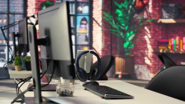 Terminal pencerelerini ve ağ nöronlarını gösteren bilgisayar ekranı olan boş ofis masası. Yapay zeka destekli sistem, gelecekteki yazılım çözümleri için bilişsel hesaplama ve örüntü tanıma kullanır.