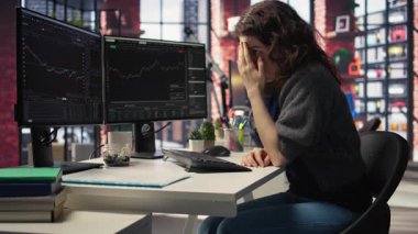 Borsacı endişeli ve stresli hissediyor. Mali kayıplara bakıyor, bilgisayar üzerinden hisse senedi fiyatlarını analiz ediyor. Öfkeli kadın hisselerini kaybediyor ve piyasa çöküşü ile uğraşıyor, ticaret kararları veriyor. Kamera A.