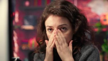 Profesyonel iş adamlarının maddi kayıplar ve iflasla yıkılması, borsa eğilimlerinin düşüşünü izlemesi. Yatırımcı borsa çöküşünden dolayı endişeli ve üzgün hissediyor. Kamera B.