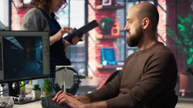 Video oyunu uzay gemisi ortamları oluşturmak için yapay zeka sohbet robotu arayüzü kullanan iş arkadaşları, modern sistem derin öğrenme ve makine öğrenme tekniklerini uyguluyor. Bilim kurgu oyun tasarımları geliştiriyorum. Kamera B.