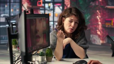 Profesyonel fotoğraf editörü çift ekran üzerindeki yazılımla etkileşime geçerek, profesyonel renk derecelendirme araçları kullanarak yüksek kaliteli görüntüler yaratıyor. Fotoğraf endüstrisi. Kamera B.