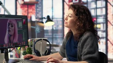 Dijital medya uzmanı, yaratıcı ajans ve yazılım araçlarında profesyonel yazılımla fotoğraf düzenleme üzerinde çalışıyor. Grafik tasarımındaki yenilikle rötuşlamayı bitirmek için çift monitör kullanmak. Kamera B.