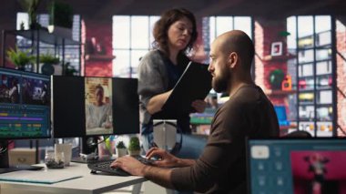 Profesyonel üretim ofisinde, ekip platformlar arası takipçi ve virüs potansiyelini artırmak amacıyla bilgisayarlardaki görüntüleri incelerken içerik stratejisi ve eğilimleri tartışıyor. Kamera A.