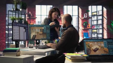 Ofisteki işçiler, sanal ev planlaması için kullanıcı arayüzü sağlayan bir evin içini tasarlamak için CAD yazılımı kullanıyorlar. Geliştiriciler takımı mimari düzen ve düzenlemeler yaratıyor. Kamera A.