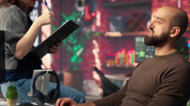 Editörler, ileri yapay zeka teknolojisi kullanarak sosyal medya içeriğini inceliyor, film endüstrisi düzenleme teknikleri ve veri analizleri uygulayarak takipçi erişimi olan ilgi çekici, damgalı makaralar yaratıyor. Kamera B.