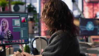 Fotoğrafçı modern kurgu programını kullanarak yüksek kaliteli fotoğraflar yaratıyor, profesyonel araçlarla rötuş tekniği uyguluyor. Grafik tasarımcısı bir arayüzdeki resimleri dönüştürüyor. Kamera B.