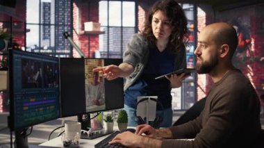 Profesyonel editör, yaratıcı bir ofiste yapay zeka destekli yazılım ve PC makaraları, viral eğilimleri hedeflemek ve çevrimiçi takipçileri ve teşhirciliği artırmak için kullanılan pazarlama stratejisi kullanır. Kamera A.