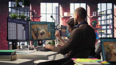 Tasarımcılar, oda planlarını ayarlamak için bilgisayar üzerindeki mimari yazılımı kullanarak projeyi yeniden yapılandırma üzerinde çalışıyorlar. Program, sanal mobilyaların ayarlanarak elementleri veya varlıkları sürükleyip düşürmeye olanak sağlıyor. Kamera A.