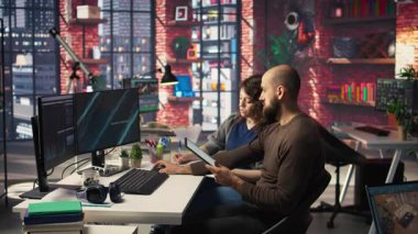 Girişimci işçiler iş konferansını PC monitöründen izliyor, deftere bilgi yazıyor ve görüşlerini paylaşıyorlar. Çalışanlar bilgisayardaki sunum grafiklerine bakıyor, not alıyorlar. Kamera A.