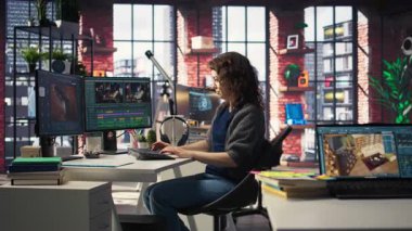 Ajans ofisinden medya prodüksiyonu üzerine çalışan film yapımcısı, bir video çekimi için kurgu zaman çizelgesi ve renk düzeltmesi sağlıyor. Teknoloji sayesinde çalışma alanı dijital bir iş akışı sergiliyor. Kamera B.