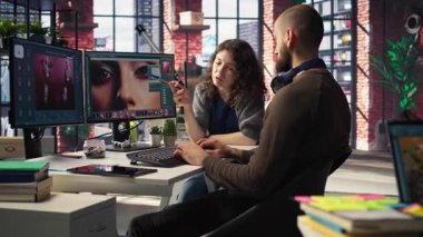 Erkek ve kadın yaratıcı ekip görüntü modelleri oluşturmak için yapay zekayı kullanıyor, dijital materyalleri geliştirmek ve kalite içeriği yaratmak için kurgu yazılımını çalıştırıyor. Fotoğraf rötuşlu yapay zeka asistanı. Kamera A.