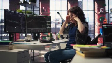 Profesyonel iş adamlarının maddi kayıplar ve iflasla yıkılması, borsa eğilimlerinin düşüşünü izlemesi. Yatırımcı borsa çöküşünden dolayı endişeli ve üzgün hissediyor. Kamera A.